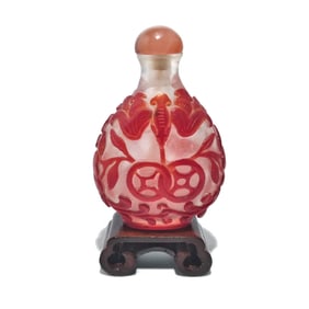 A FABULOUS ANTIQUE CHINESE PEKING GLASS SNUFF BOTTLE PEONIES BATS PEACHES
