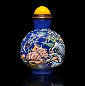 AN EXQUISITE CHINESE PEKING GLASS ENAMELED SNUFF BOTTLE QUAILS QIANLONG MARK