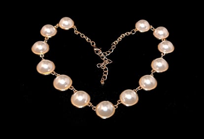 A FABULOUS HIGH END VINTAGE NECKLACE 18" LUCITE PEARLS
