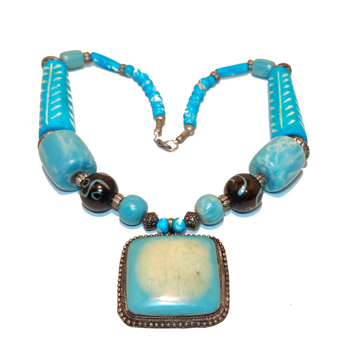 A BEAUTIFUL VINTAGE BONE NECKLACE 23": THIS BEAUTIFUL VINTAGE BONE NECKLACE IS 23" LONG. THE PENDANT IS 2" BY 2". WE PROVIDE FREE IN-HOUSE SHIPPING WITHIN THE U.S.