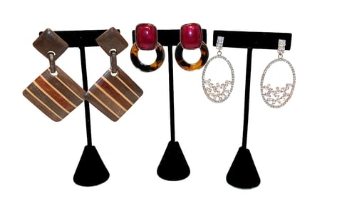 A SUPERB LOT OF 3 VINTAGE PAIRS OF EARRINGS RHINESTONES LUCITE WOOD