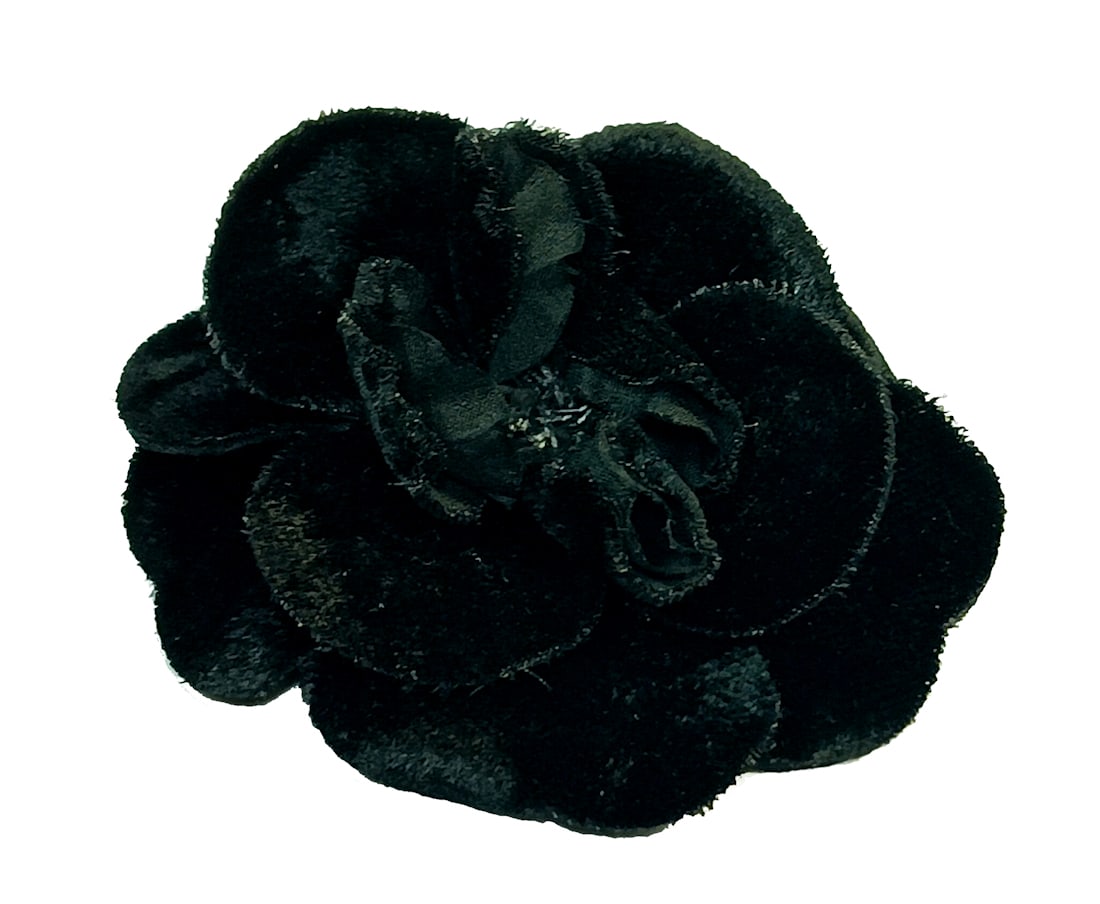 A BEAUTIFUL VINTAGE CHANEL BROOCH MADE IN FRANCE: THIS LOT INCLUDES A BEAUTIFUL VINTAGE FABRIC BROCH. THE BROOCH IS MARKED CHANEL MADE IN FRANCE AND MEASURES 3.5" IN DIAMETER. WE PROVIDE FREE IN-HOUSE SHIPPING WITHIN THE U.S.