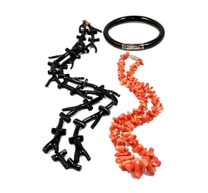 A SUPERB  LOT OF 2 CORAL NECKLACES AND A BANGLE