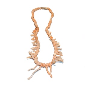 A BEAUTIFUL VINTAGE CORAL NECKLACE 14"