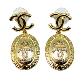A FINE SIGNED VINTAGE CHANEL PAIR OF EARRINGS MADE IN FRANCE