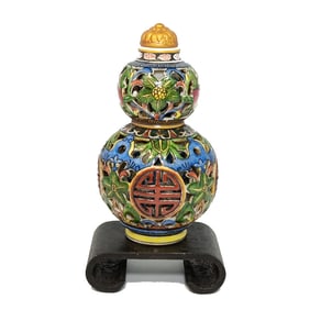 A VERY FINE CHINESE PORCELAIN SNUFF BOTTLE RETICULATED ROTATING QIANLONG MARK