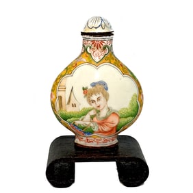 CHINESE SNUFF BOTTLE EUROPEAN SUBJECT ENAMEL ON COPPER QIANLONG MARK