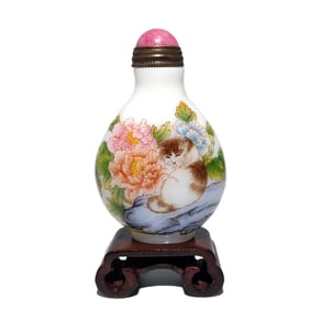 A FINE CHINESE ENAMEL ON GLASS SNUFF BOTTLE CATS QIANLONG MARK