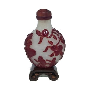 FINE CHINESE ANTIQUE 19TH C PEKING GLASS SNUFF BOTTLE MONKEYS PEACHES