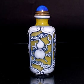 FINE CHINESE YELLOW PEKING GLASS SNUFF BOTTLE QIANLONG SEAL