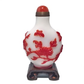 FINE ANTIQUE CHINESE PEKING GLASS SNUFF BOTTLE BUTTERFLY PEONY