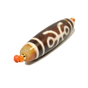A FINE SINO-TIBETAN AGATE DZI BEAD DOUBLE LONGEVITY PATTERN 55MM
