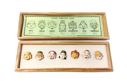 A FINE VINTAGE LOT OF 7 TOSHIKANE PORCELAIN BUTTONS