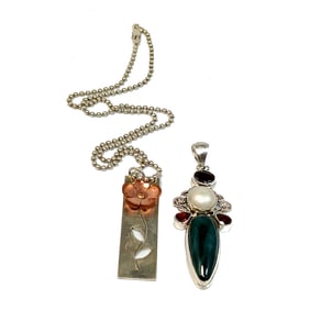 A BEAUTIFUL VINTAGE STERLING LOT SILVER PENDANTS AND A CHAIN 27 GRAMS