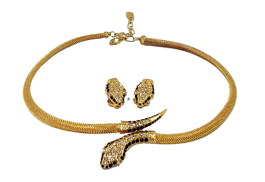 A FABULOUS VINTAGE SNAKE SET NECKLACE EARRINGS: THIS LOT FEATURES A FABULOUS COSTUME JEWELRY SNAKE SET OF A NECKLACE 16.5" AND A PAIR OF EARRINGS. WE PROVIDE FREE IN-HOUSE SHIPPING WITHIN THE U.S.