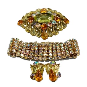 A LOT OF A VINTAGE RHINESTONE BROOCH AND EARRINGS WITH BRACELET