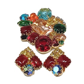 A VINTAGE MULTI-COLOR RHINESTONE BROOCH AND EARRINGS