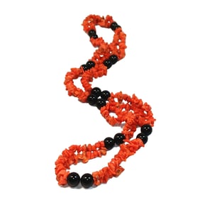 A WONDERFUL VINTAGE NECKLACE CORAL ONYX 24"