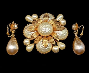 A FABULOUS VINTAGE SET OF A BROOCH AND EARRINGS