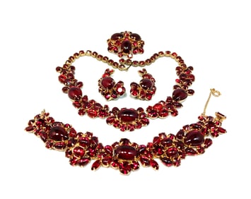AN IMPRESSIVE VINTAGE RED CAB SET NECKLACE BRACELET BROOCH EARRINGS
