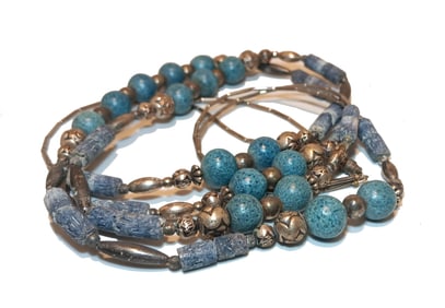 A BEAUTIFUL VINTAGE LIQUID SILVER NATIVE AMERICAN BLUE CORAL NECKLACE 26"