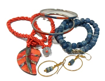 A LOT OF 2 SOUTHWESTERN CORAL AND BEADS NECKLACES AND TWO BRACELETS