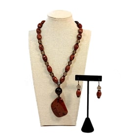A LARGE CARVED JASPER AND SMOKEY QUARTZ NECKLACE & EARRINGS