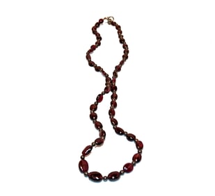 A FINE VINTAGE OVAL GARNET BEAD NECKLACE 20"