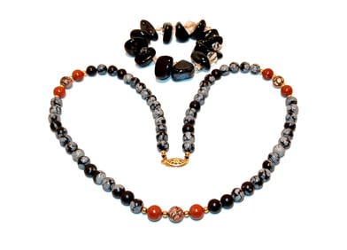 A WONDERFUL LOT OF NATURALS NECKLACE BRACELET JASPER ONYX CRYSTAL