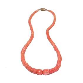A FINE VINTAGE CHINESE CARVED PINK CORAL ROSES SHAPE NECKLACE 16"