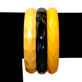 LOT OF 3 FINE VINTAGE BEAUTIFULLY CARVED BAKELITE BANGLES BRACELETS IN GREEN AND YELLOW COLORS