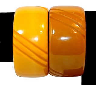 AN EXQUISITE LOT OF 2 VINTAGE CARVED BAKELITE BANGLES BRACELETS IN YELLOW