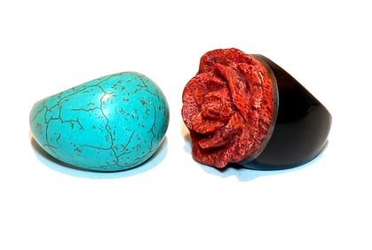 A BEAUTIFUL LOT OF 2 VINTAGE RINGS ONYX CORAL TURQUOISE
