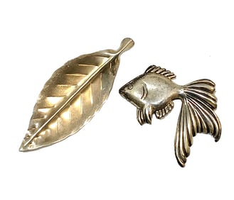 A VINTAGE LOT OF 2 STERLING BROOCHES FISH LEAF