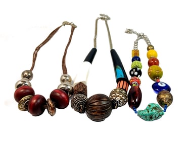 A BEAUTIFUL LOT OF 3 VINTAGE NECKLACES