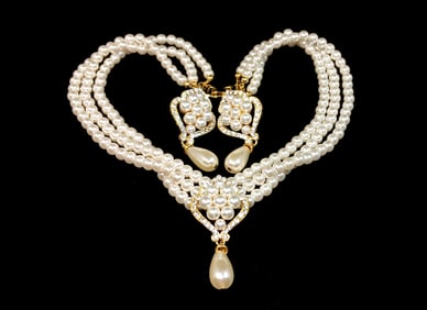 A BEAUTIFUL COSTUME JEWELRY LOT OF A NECKLACE AND EARRINGS