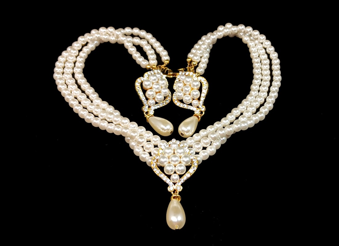 A BEAUTIFUL COSTUME JEWELRY LOT OF A NECKLACE AND EARRINGS: THIS LOT INCLUDES A BEAUTIFUL 3 STRANDS LUCITE PEARLS NECKLACE AND A PAIR OF EARRINGS. THE NECKLACE IS 16". WE PROVIDE FREE IN-HOUSE SHIPPING WITHIN THE U.S.