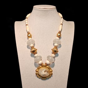 A BEAUTIFUL VINTAGE NECKLACE 21" CAMEO LUCITE PENDANT