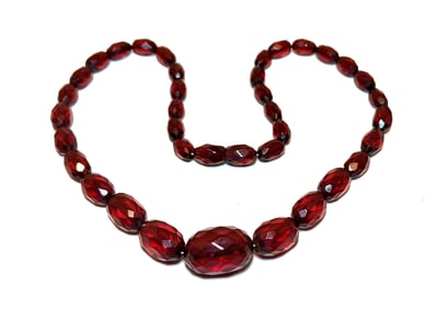 A FINE ANTIQUE FACETED AMBER NECKLACE 15"
