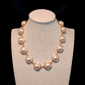 A FABULOUS HIGH END VINTAGE NECKLACE 18" LUCITE PEARLS