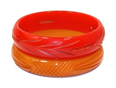 LOT OF 2 VINTAGE CARVED BAKELITE BANGLES BRACELETS IN RED AND YELLOW