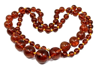 A STUNNING BALTIC AMBER GRADUATED BEAD NECKLACE 40 GRAMS 30"