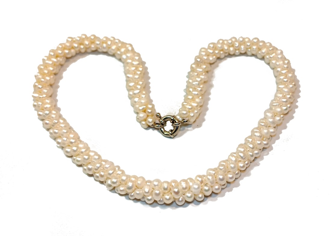VINTAGE WOVEN FRESHWATER PEARL NECKLACE 18" 55 GRAMS: OFFERED HERE IS A STUNNING VINTAGE WOVEN FRESHWATER PEARL NECKLACE. THE NECKLACE IS 18" LONG AND WEIGHS 55.5 GRAMS. WE PROVIDE IN-HOUSE FREE SHIPPING WITHIN THE US.