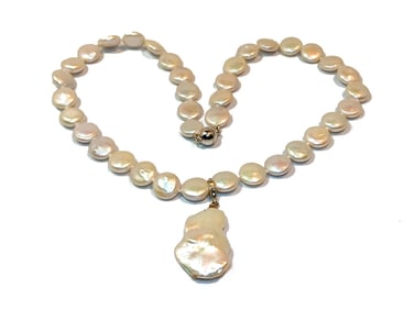 A BEAUTIFUL COIN PEARL NECKLACE WITH A BAROQUE PEARL PENDANT 16"