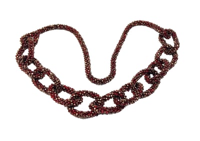 A BEAUTIFUL VINTAGE GARNET NECKLACE 34"