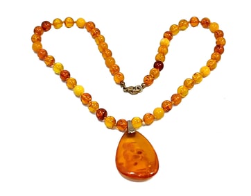 A NATURAL BALTIC AMBER BEAD NECKLACE WITH PENDANT 17"