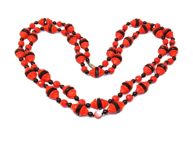 A FINE VINTAGE ART DECO RED BLACK GLASS NECKLACE 50"
