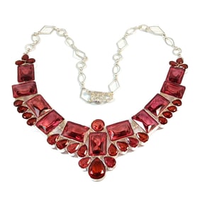 A BEAUTIFUL NECKLACE OF WINE COLOR STONES 17"
