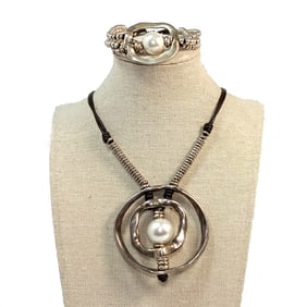 A SIGNED VINTAGE SET OF A NECKLACE AND BRACELET UNO DE 50