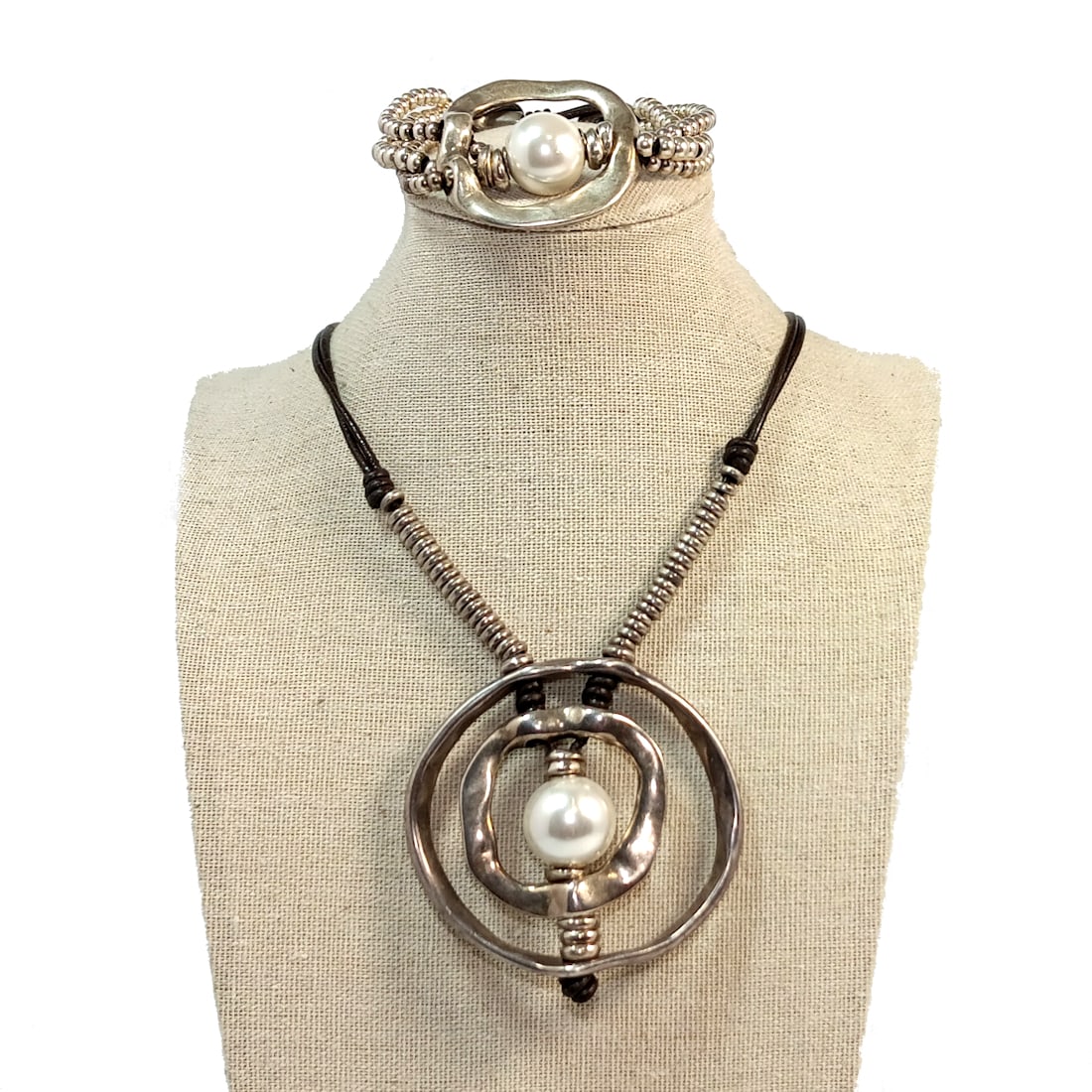 A SIGNED VINTAGE SET OF A NECKLACE AND BRACELET  UNO DE 50 (1 of 4)